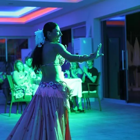 Catty Cats Garden 3* Side