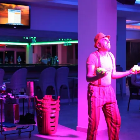 Catty Cats Garden 3* Side